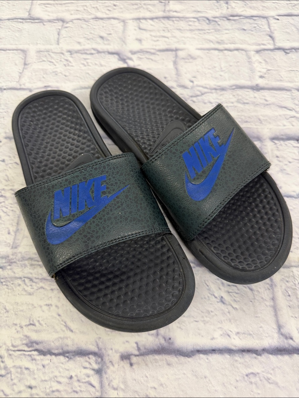Nike Men’s Sz 8 Dark Pine Pebbled Texture Slides with Blue Swoosh.